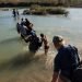 Un grupo de migrantes cubanos cruza la frontera entre México y Estados Unidos por el río Bravo. Foto: Dallas Morning News / Archivo.