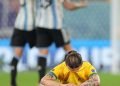 Jackson Irvine de Australia al quedar fuera del torneo frente a Argentina en el estadio Ahmad bin Ali. Foto: EFE/EPA/Friedemann Vogel.