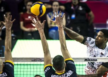 El cubano Wilfredo León (d) en una acción de ataque en el partido entre los equipos italianos Perugia y Trentino, en la final del Mundial de Clubes de voleibol, en la ciudad brasileña de Betim, el 11 de diciembre de 2022. Foto: volleyballworld.com