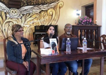 Presentación del libro "Rumberas matanceras", de la pianista y musicóloga Roxana Coz Téstar (centro), en la Ermita de Monserrate, en Matanzas. Foto: Jaime Masó Torres.