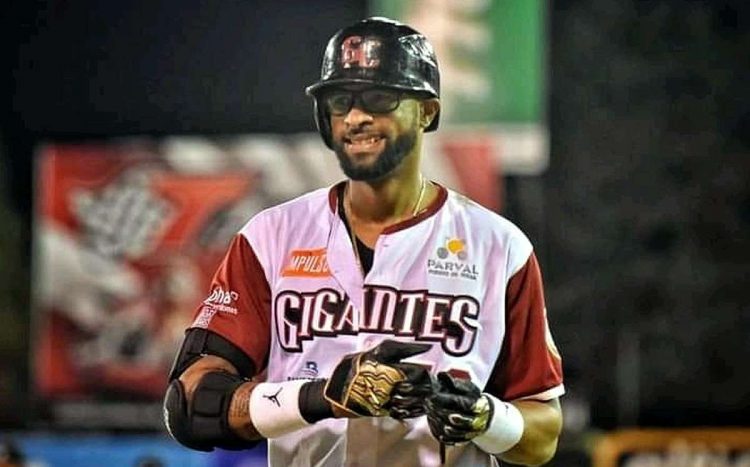 Henry Urrutia ha sido un bateador implacable en la presente temporada invernal de República Dominicana. Foto: Gigantes del Cibao.