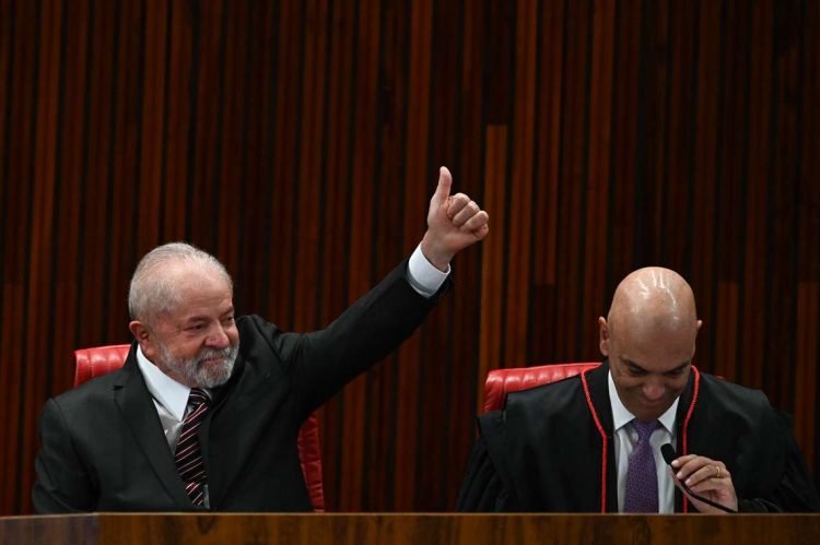 El presidente electo de Brasil, Luiz Inácio Lula da SIlva junto al presidente de Tribunal Superior Electoral, Alexandre de Moraes, durante la ceremonia de entrega del diploma presidencial en el Tribunal Superior Electora.Foto: EFE/Andre Borges.