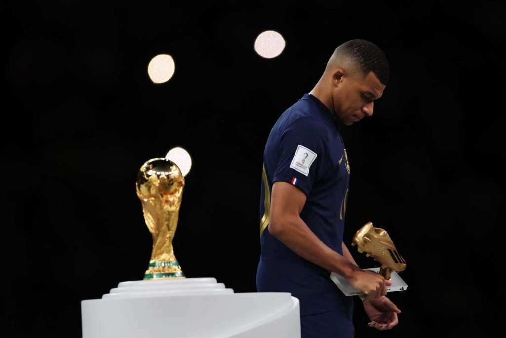 Kylian Mbappé pasa frente a la Copa del Mundo, luego de caer frente a Argentina en la final de Qatar 2022. Foto: EFE/EPA/Tolga Bozoglu.