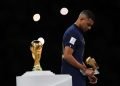 Kylian Mbappé pasa frente a la Copa del Mundo, luego de caer frente a Argentina en la final de Qatar 2022. Foto: EFE/EPA/Tolga Bozoglu.