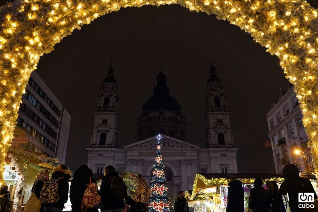 Mercadillo navideño junto a la Catedral de San Esteban, Budapest. Foto: Alejandro Ernesto.