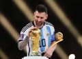 Lionel Messi acaricia la Copa del Mundo después de ganarle a Francia y haber recibido el Balón de Oro. Foto: EFE/EPA/Friedemann Vogel.