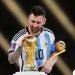 Lionel Messi acaricia la Copa del Mundo después de ganarle a Francia y haber recibido el Balón de Oro. Foto: EFE/EPA/Friedemann Vogel.