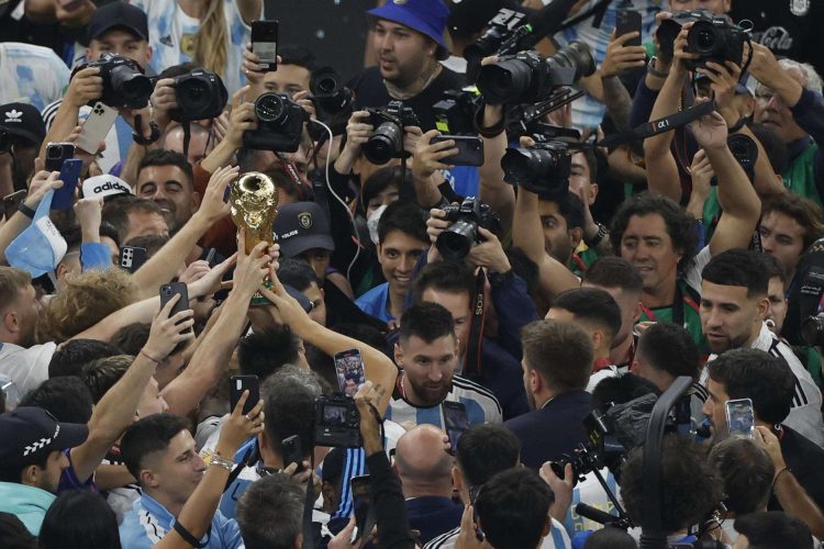 Lionel Messi durante la celebración con el trofeo tras ganar la final del Mundial de Fútbol Qatar 2022 frente a Francia en el estadio Lusail de Qatar. Foto: EFE/ Alberto Estévez.