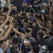 Lionel Messi durante la celebración con el trofeo tras ganar la final del Mundial de Fútbol Qatar 2022 frente a Francia en el estadio Lusail de Qatar. Foto: EFE/ Alberto Estévez.