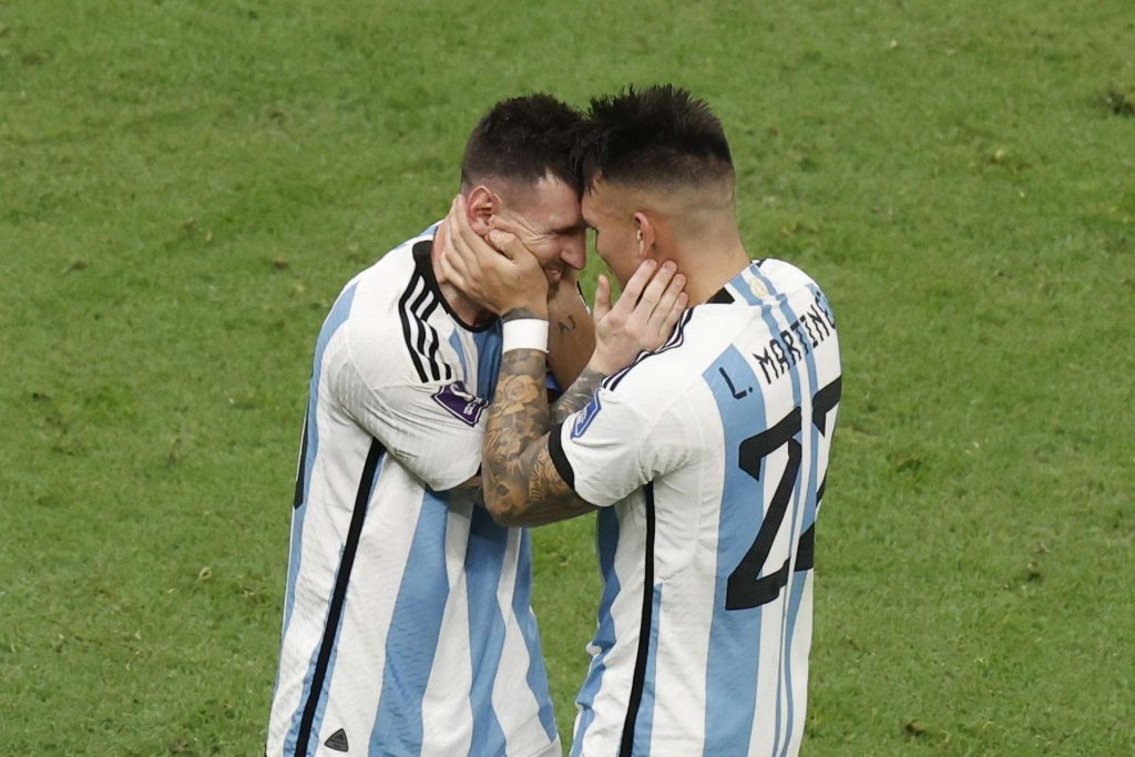 Lionel Messi celebra con Lautaro Martínez tras ganar la final del Mundial de Fútbol Qatar 2022. Foto: EFE/ Alberto Estévez.