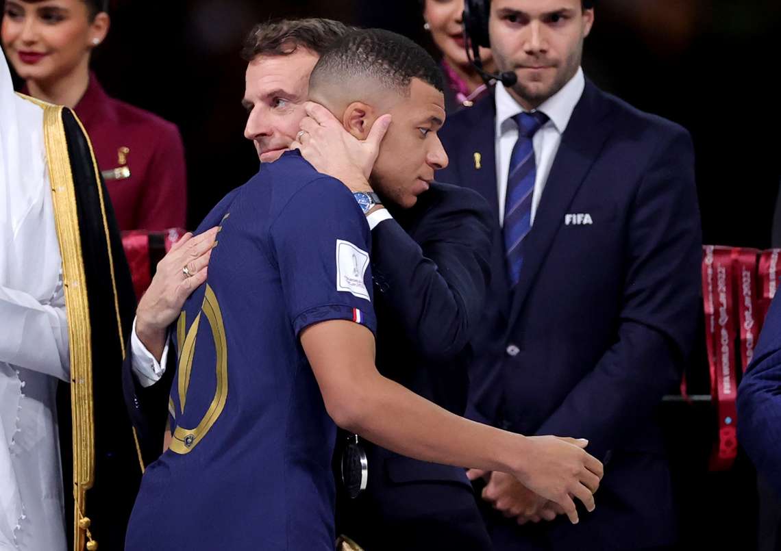 El presidente francés Macron saluda al capitán del equipo francés, Kilian MBapé, luego de la derrota de Francia en la final frente a Argentina. Foto: EFE/EPA/Friedemann Vogel.