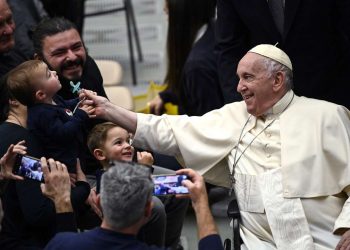 Francisco agarra el chupete de un bebé durante la audiencia general semanal en el Aula Pablo VI, Ciudad del Vaticano, este miércoles 14 de diciembre de 2022. Foto: RICCARDO ANTIMIANI/Efe.