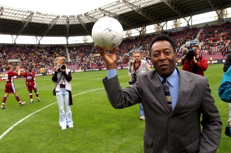 Pelé antes de un partido entre Servette FC y BSC Young Boys, en el estadio de Ginebra, en 2004. Foto: LAURENT GILLIERON/EFE/EPA.