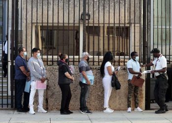 Imagen de archivo de personas que esperan por ser atendidas en la embajada de EE.UU. en La Habana. Foto: Ernesto Mastrascusa / EFE / Archivo.