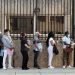 Imagen de archivo de personas que esperan por ser atendidas en la embajada de EE.UU. en La Habana. Foto: Ernesto Mastrascusa / EFE / Archivo.