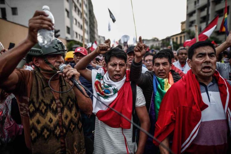 Cientos de manifestantes, a favor de Pedro Castillo y en contra del Congreso tomaron las calles del Perú. Foto: EFE/ Aldair Mejía.