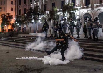 Las movilizaciones  se han producido tambiénen el centro de Lima, a escasa distancia del Palacio de Gobierno, donde los manifestantes se enfrentaron el viernes con la Policía Nacional y los agentes los dispersaron con bombas lacrimógenas. Foto: Aldair Mejía/Efe.