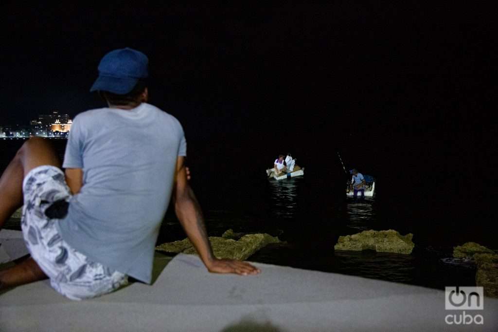 pescadores en poliespuma de noche en el malecón de la habana foto jorge ricardo 2022