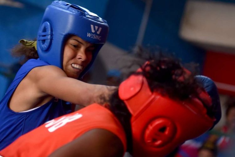 Imagen de archivo del primer cartel de boxeo femenino en Cuba. Foto: Omara García Mederos / ACN / Archivo.