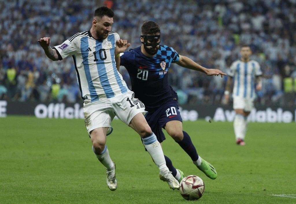 Lionel Messi disputa un balón con Josko Gvardiol de Croacia. Foto: EFE/ Juanjo Martín.