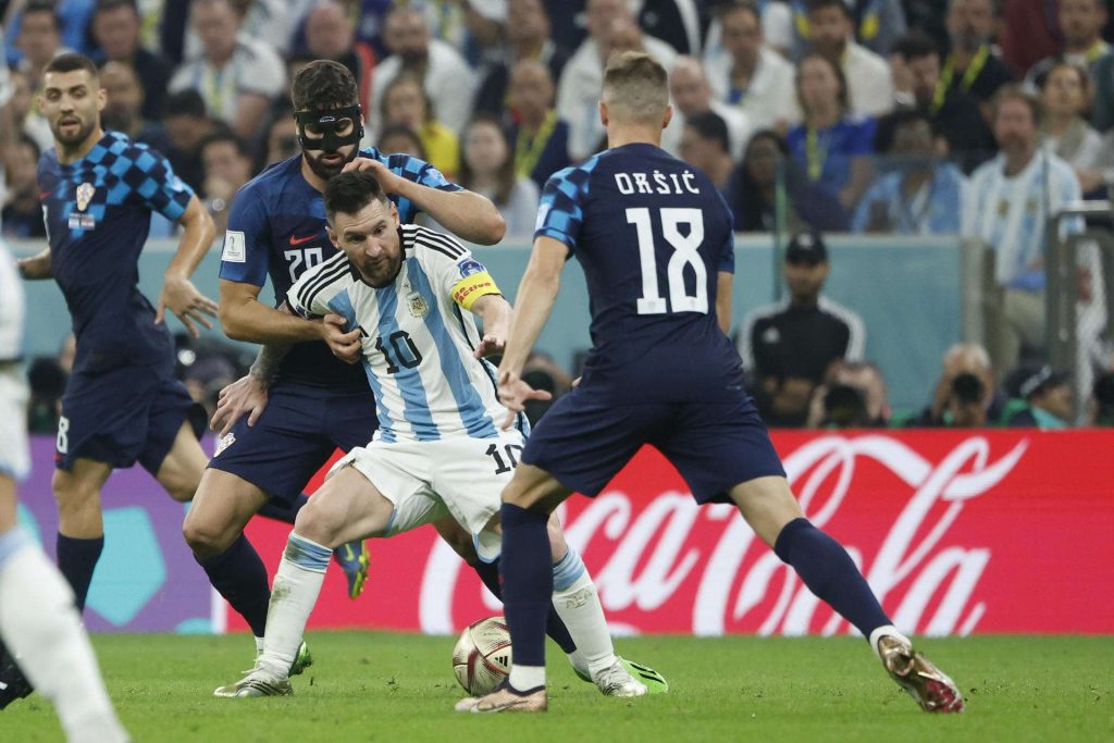 Lionel Messi disputa un balón con Josko Gvardiol (i) de Croacia, en el partido de semifinales del Mundial de Fútbol Qatar 2022. Foto: EFE/Juanjo Martín.