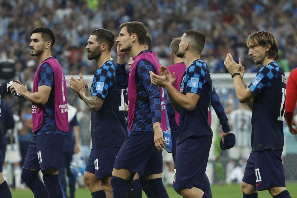 Jugadores de Croacia aplauden tras el partido de semifinales en que cayeron frente a Argentina en el estadio de Lusail. Foto: EFE/ Juanjo Martín.