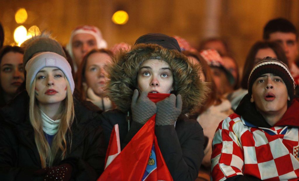 Afición de Croacia sigue el partido de semifinales entre su país y Argentina desde Zagreb, capital croata, 13 de diciembre 2022. Foto: EFE/EPA/Antonio Bat.