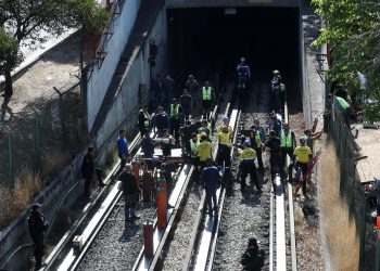 Personal de protección civil laboran en la zona tras un choque por alcance de vagones en un túnel de la Línea 3 del metro hoy, en la Ciudad de México (México). Un choque entre dos convoyes del metro de la Ciudad de México, en la zona norte de la capital, dejó un muerto y una decena de heridos, además de que provocó la suspensión del servicio y el desalojo en la estación La Raza. EFE/Sáshenka Gutiérrez.