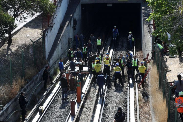 Personal de protección civil laboran en la zona tras un choque por alcance de vagones en un túnel de la Línea 3 del metro hoy, en la Ciudad de México (México). Un choque entre dos convoyes del metro de la Ciudad de México, en la zona norte de la capital, dejó un muerto y una decena de heridos, además de que provocó la suspensión del servicio y el desalojo en la estación La Raza. EFE/Sáshenka Gutiérrez.