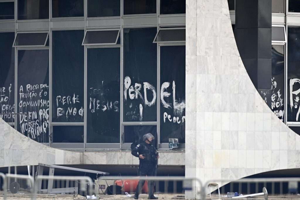 Manifestantes contra los resultados electorales y el gobierno del recién posesionado presidente Lula da Silva invaden el Congreso Nacional, el Supremo Tribunal Federal y el Palacio del Planalto, sede de la Presidencia de la República, hoy, en Brasilia (Brasil). Seguidores del expresidente brasileño Jair Bolsonaro invadieron este domingo el Palacio de Planalto, sede del Ejecutivo, y la Corte Suprema, después de haber irrumpido antes en el Congreso Nacional en actos golpistas contra el presidente Luiz Inácio Lula da Silva. Los ventanales de la sede del poder Judicial y del Congreso Nacional fueron rotos por los manifestantes, que ya ocupan los edificios de los tres poderes en el país.EFE/ Andre Borges