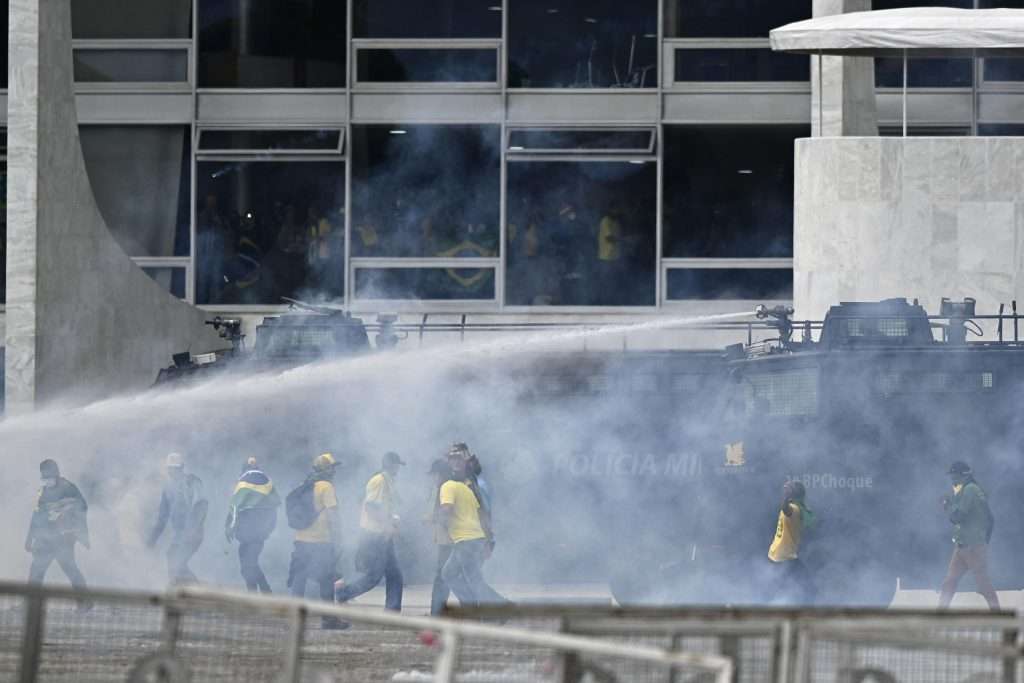 Policías antidisturbios accedieron este domingo al palacio presidencial de Planalto, sede del Gobierno de Brasil, que está tomado por cientos de seguidores radicales del expresidente Jair Bolsonaro, en Brasilia. Foto: EFE/ Andre Borges.