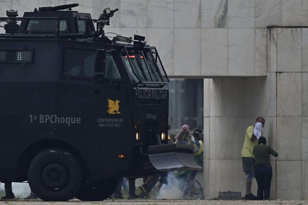 Policías antidisturbios accedieron este domingo al palacio presidencial de Planalto, sede del Gobierno de Brasil, que está tomado por cientos de seguidores radicales del expresidente Jair Bolsonaro, en Brasilia (Brasil). Decenas de agentes subieron la rampa que da acceso a la primera planta del palacio disparando gases lacrimógenos, mientras otro grupo de uniformados rodeaba el edificio. Foto: EFE/ Andre Borges.