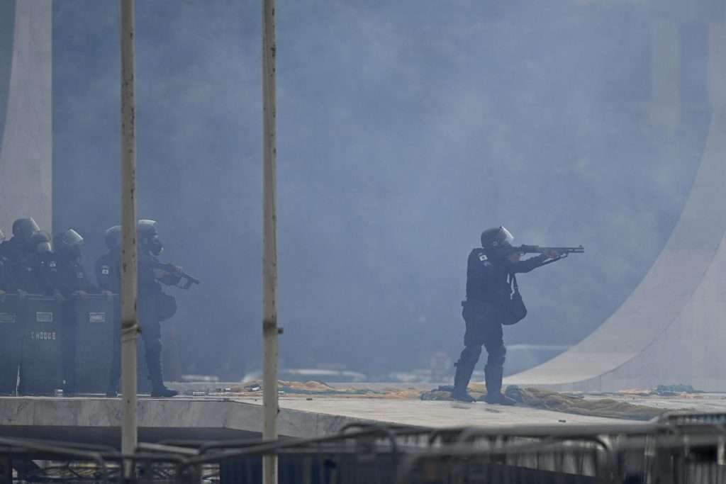 Policías antidisturbios accedieron al palacio de Planalto, sede del Gobierno de Brasil, que está tomado por cientos de seguidores radicales del expresidente Jair Bolsonaro, en Brasilia. Foto: EFE/ Andre Borges.