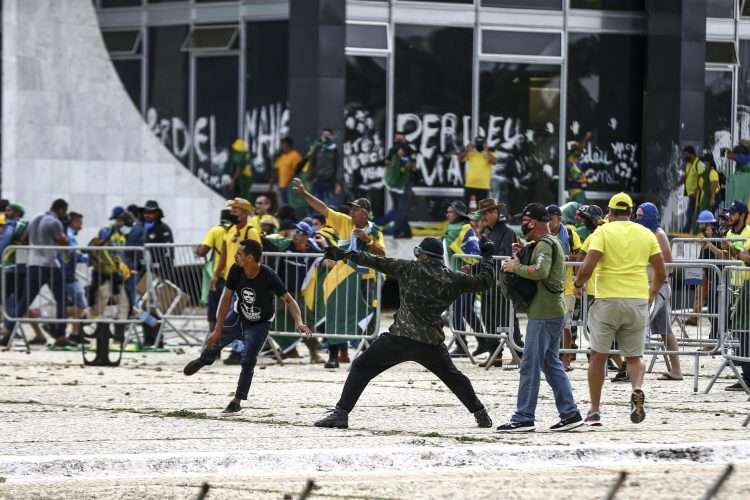 Seguidores del expresidente brasileño Jair Bolsonaro invadieron este domingo el Palacio de Planalto, sede del Ejecutivo, y la Corte Suprema, después de haber irrumpido antes en el Congreso Nacional en actos golpistas contra el presidente Luiz Inácio Lula da Silva. Foto: EFE/ Marcelo Camargo/Agencia Brasil.