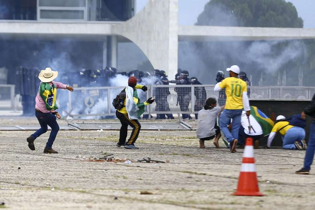 Seguidores del expresidente brasileño Jair Bolsonaro invadieron este domingo el Palacio de Planalto, sede del Ejecutivo, y la Corte Suprema, después de haber irrumpido antes en el Congreso Nacional en actos golpistas contra el presidente Luiz Inácio Lula da Silva. Foto: EFE/ Marcelo Camargo/Agencia Brasil.