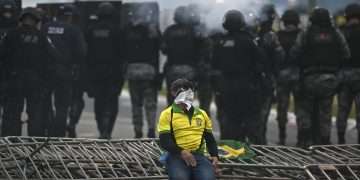 Policías antidisturbios accedieron este domingo al palacio presidencial de Planalto, sede del Gobierno de Brasil, tomado por cientos de seguidores radicales del expresidente Jair Bolsonaro, en Brasilia. Foto: EFE/ Andre Borges.