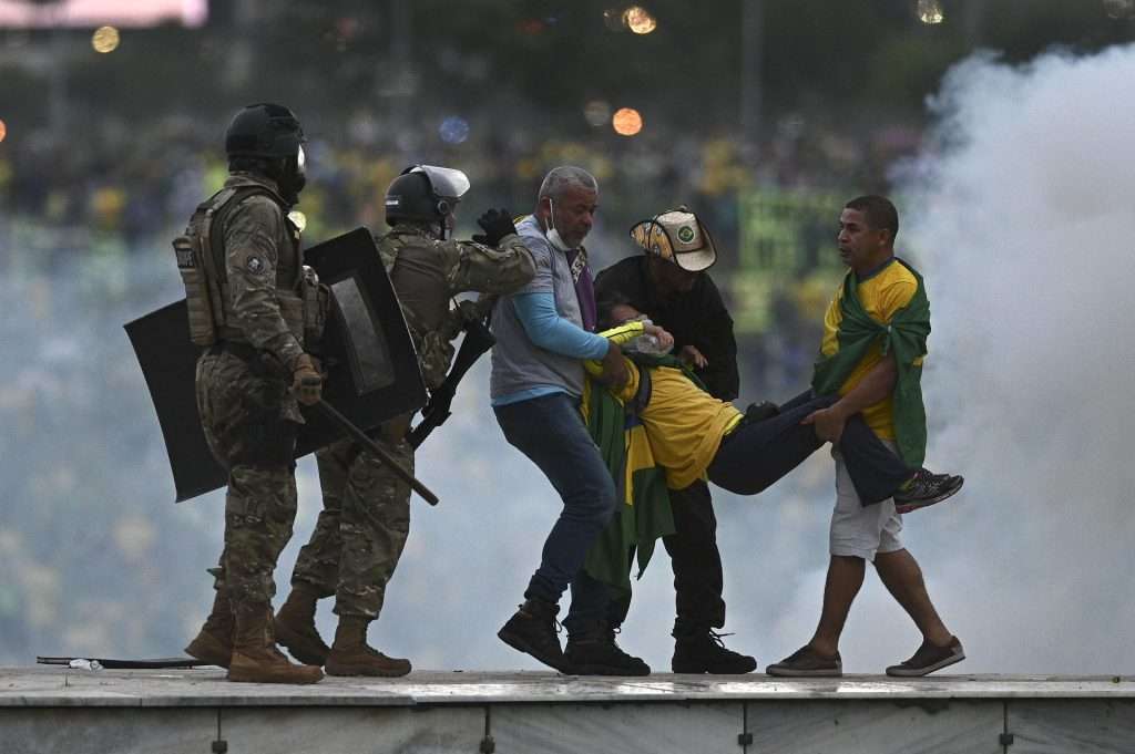 Policías enfrentan a seguidores del expresidente brasileño Jair Bolsonaro que invaden el Palacio de Planalto, sede del Ejecutivo, y la Corte Suprema, después de haber irrumpido antes en el Congreso Nacional en actos golpistas contra el presidente Luiz Inácio Lula da Silva. Foto: EFE/ Andre Borges.