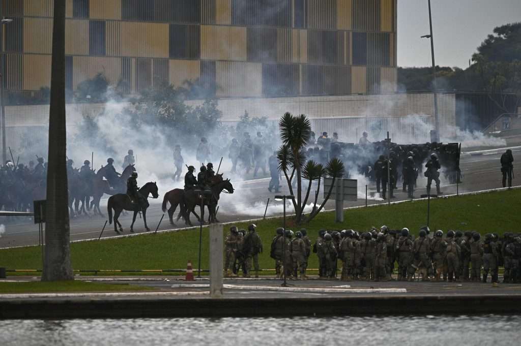 Policías enfrentan a seguidores del expresidente brasileño Jair Bolsonaro que invaden hoy, el Palacio de Planalto, sede del Ejecutivo, y la Corte Suprema, después de haber irrumpido antes en el Congreso Nacional en actos golpistas contra el presidente Luiz Inácio Lula da Silva, en Brasilia. Foto: EFE/ Andre Borges.