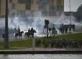 Policías enfrentan a seguidores del expresidente brasileño Jair Bolsonaro que invaden hoy, el Palacio de Planalto, sede del Ejecutivo, y la Corte Suprema, después de haber irrumpido antes en el Congreso Nacional en actos golpistas contra el presidente Luiz Inácio Lula da Silva, en Brasilia. Foto: EFE/ Andre Borges.