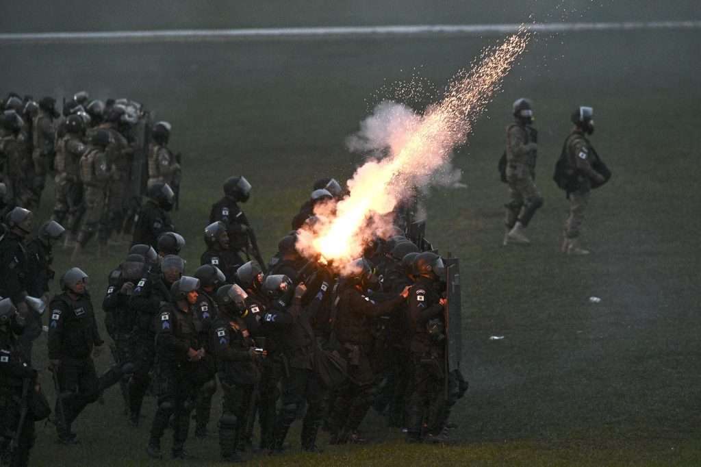 Policías enfrentan a seguidores del expresidente brasileño Jair Bolsonaro que invaden hoy, el Palacio de Planalto, sede del Ejecutivo, y la Corte Suprema, después de haber irrumpido antes en el Congreso Nacional en actos golpistas contra el presidente Luiz Inácio Lula da Silva, en Brasilia. Foto: EFE/ Andre Borges.