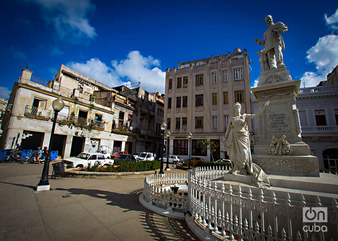 Monumento al ingeniero Francisco de Albear y Fernández, en la plazuela del mismo nombre, a un costado de la calle de Obispo, en La Habana. Foto: Otmaro Rodríguez.