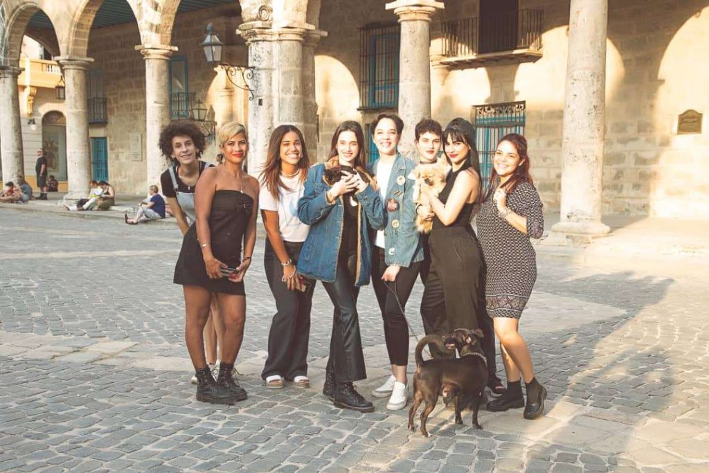 Emprendedoras en la Plaza de la Catedral para promover campaña por el bienestar animal.