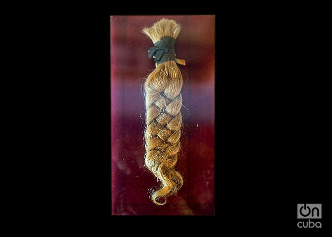 Trenza de pelo de José Martí a los cuatro años de edad. Foto: Otmaro Rodríguez.