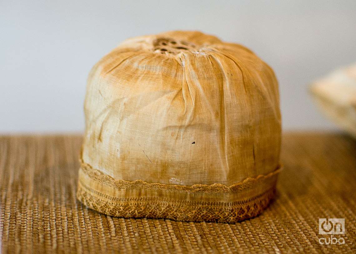 Gorrito perteneciente a la canastilla de José Martí. Foto: Otmaro Rodríguez.