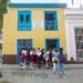 Grupo de niños a la entrada del Museo Casa Natal de José Martí, en la calle Paula o Leonor Pérez, en La Habana. Foto: Otmaro Rodríguez.