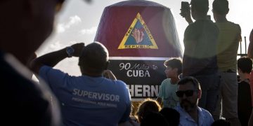 Cola para tomar fotos en el Southernmost Point, Cayo Hueso, el punto más al sur de EE. UU., a 90 millas de Cuba. 2 de enero de 2023. Foto: EFE/EPA/Cristóbal Herrera.