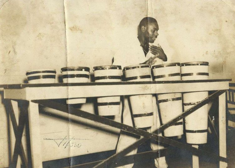 Chano Pozo con su marimba de tambores. Original en Colección Gladys Palmera.