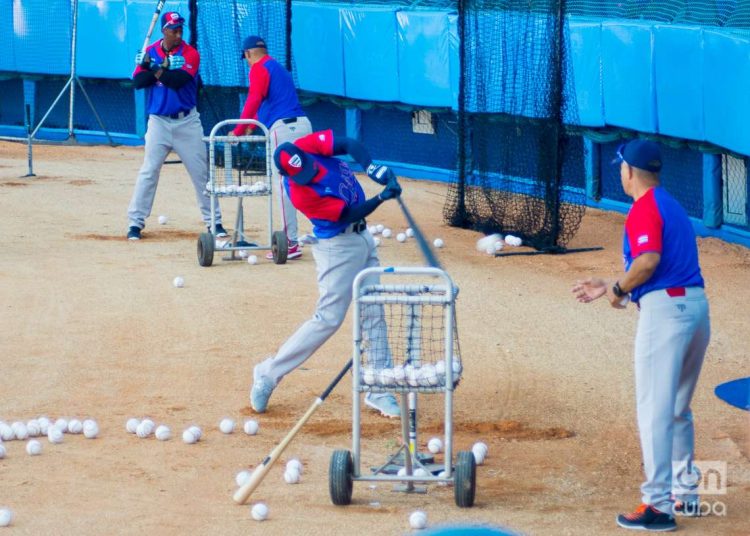 Preparación de la preselección de Cuba al Clásico Mundial de Béisbol, en el estadio Latinoamericano, en La Habana. Foto: Otmaro Rodríguez.