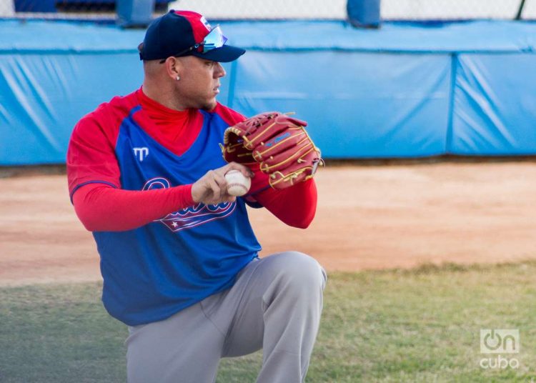 El lanzador Yariel Rodríguez durante los entrenamientos de la preselección de Cuba al Clásico Mundial de Béisbol, en el estadio Latinoamericano, en La Habana. Foto: Otmaro Rodríguez.