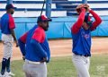 El lanzador Yariel Rodríguez, junto al entrenador Pedro Luiz Lazo, durante los entrenamientos de la preselección de Cuba al Clásico Mundial de Béisbol, en el estadio Latinoamericano, en La Habana. Foto: Otmaro Rodríguez.